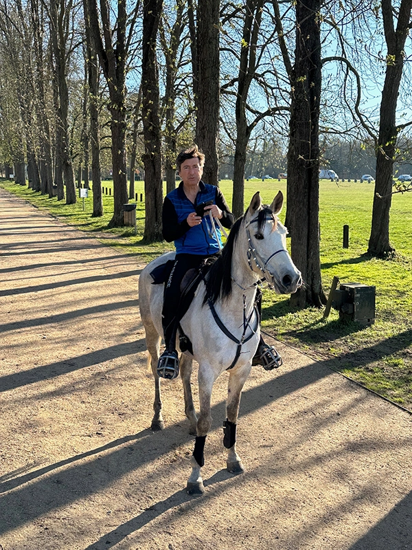 Vincent à cheval lors d'une balade en forêt près de Paris