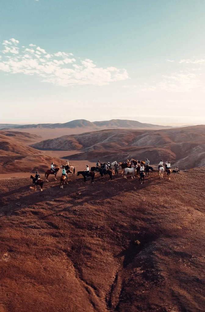 Point de vue en haut d'une colline lors d'une randonnée à cheval en Namibie