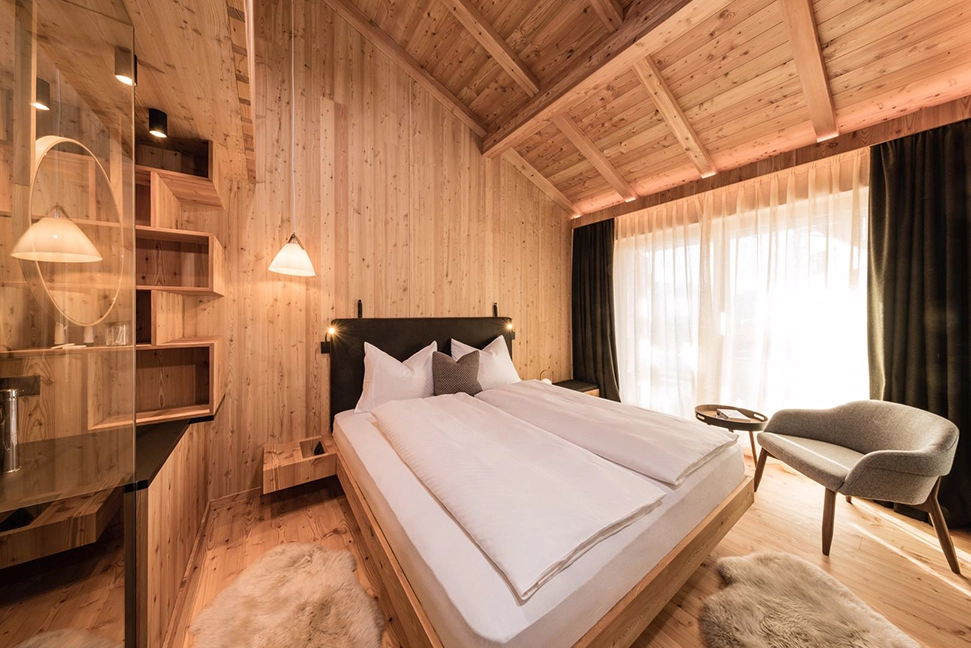 Chambre d'hôtel de la randonnée à cheval dans les Dolomites en Italie