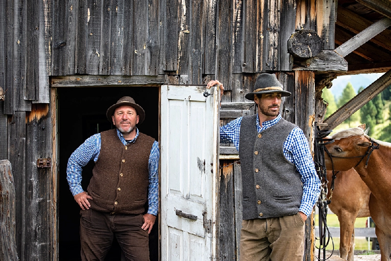 Portrait d'Alberto et Marcos, guides sur la randonnée à cheval dans les Dolomites en Italie
