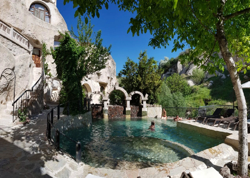 Piscine d'un hébergement de la randonnée équestre en Cappadoce en Turquie