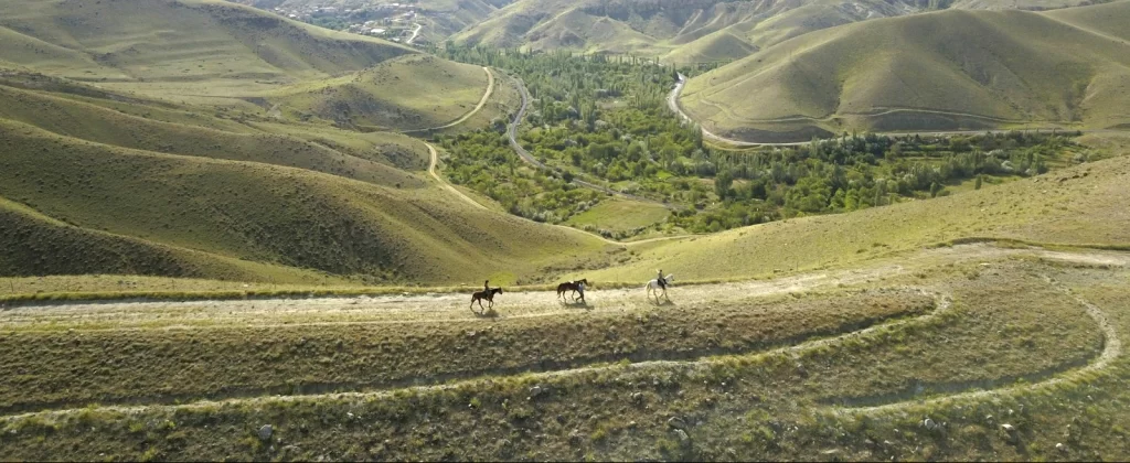 Vu aérienne sur un groupe de cavaliers et leur chevaux en Cappadoce, en Turquie