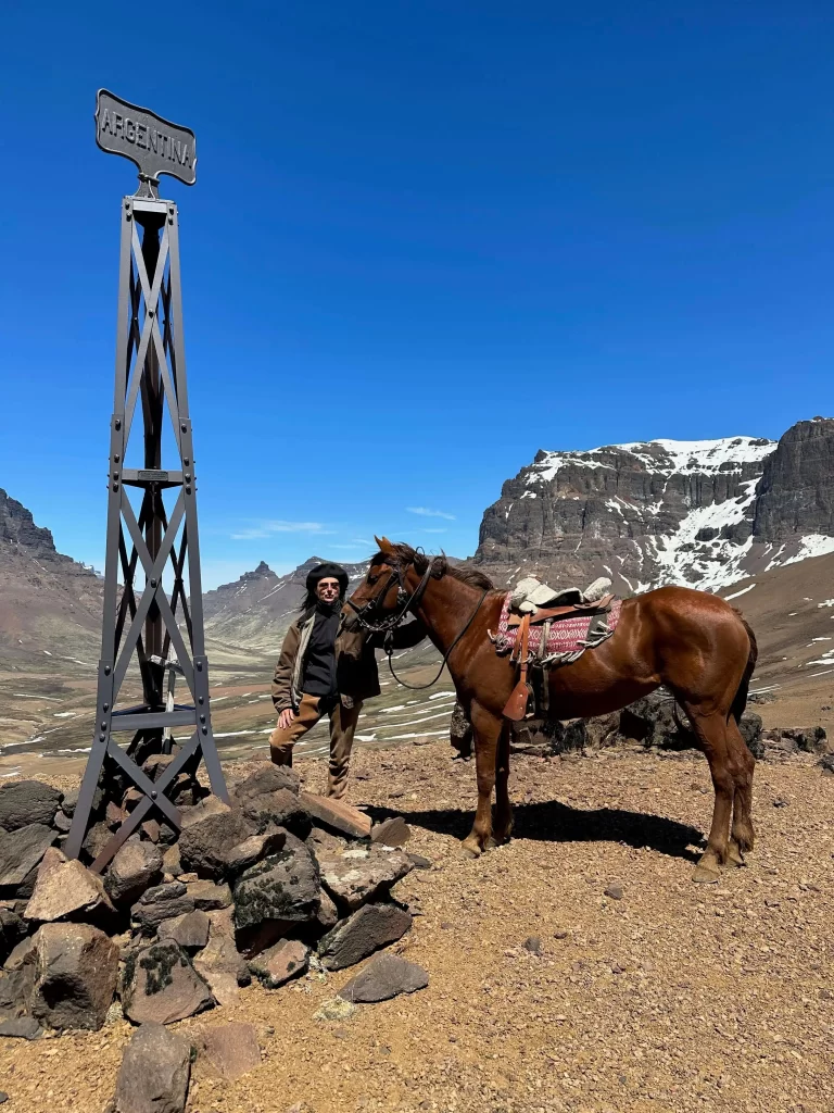 cheval et cavaliere dans les montagnes des andes entre argentine et chili