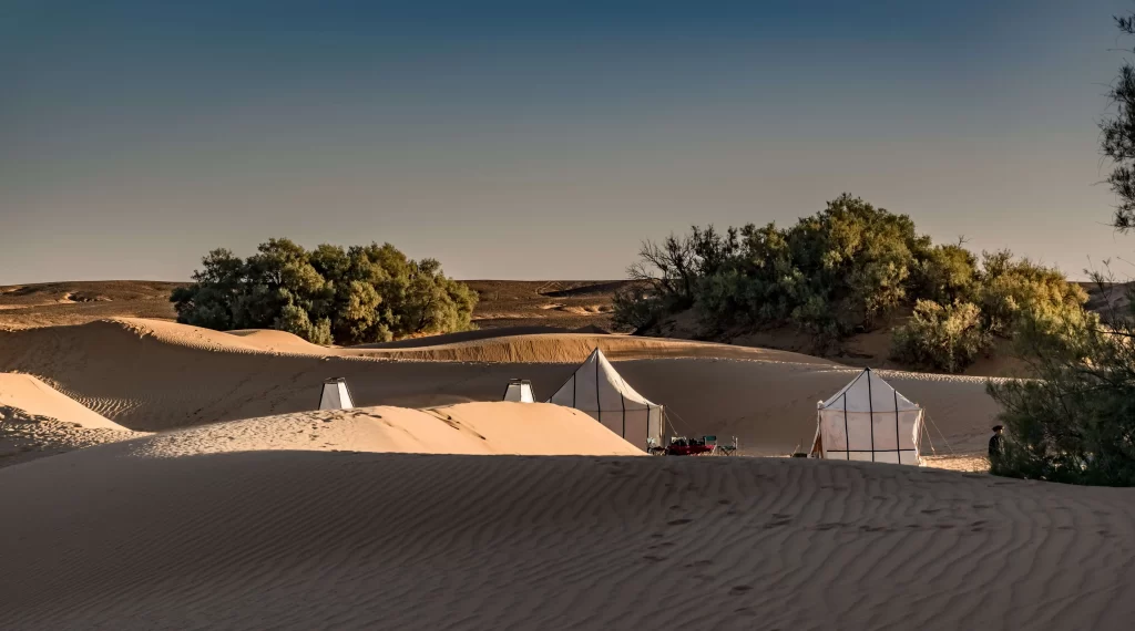 camp traditionnel berbere dans le desert du sahara au maroc