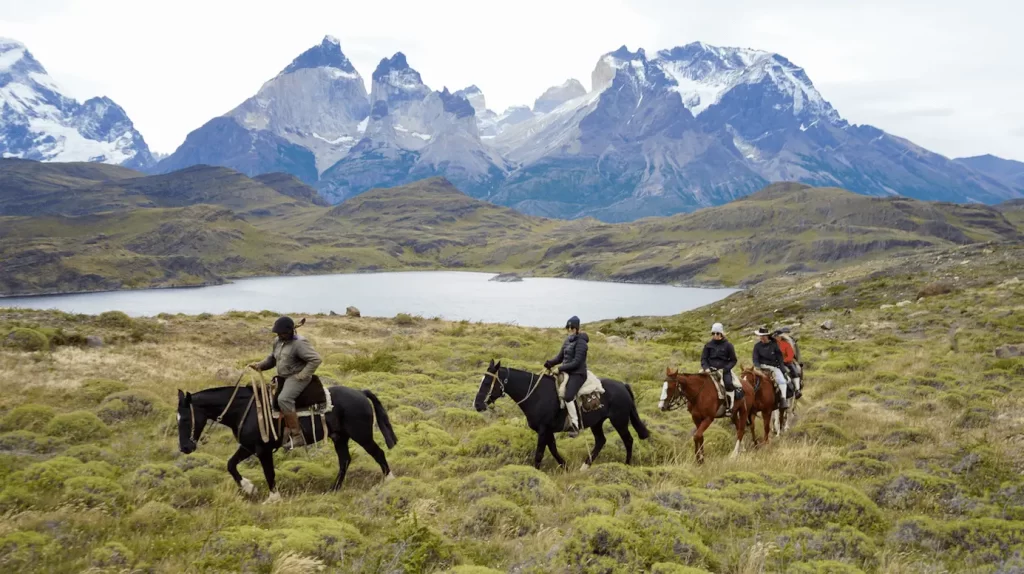 groupe de cavaliers en randonnée à cheval dans le parc de torres del paine au chili en patagonie