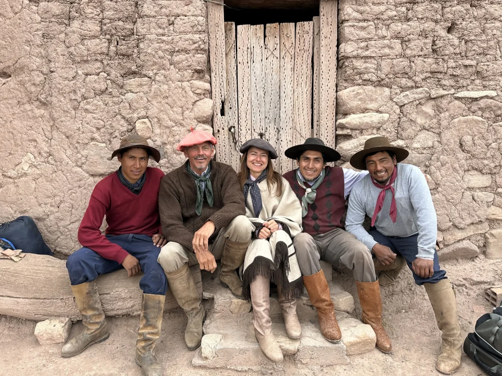 des gauchos assis sur les marches d'un refuge traditionnel en argentine