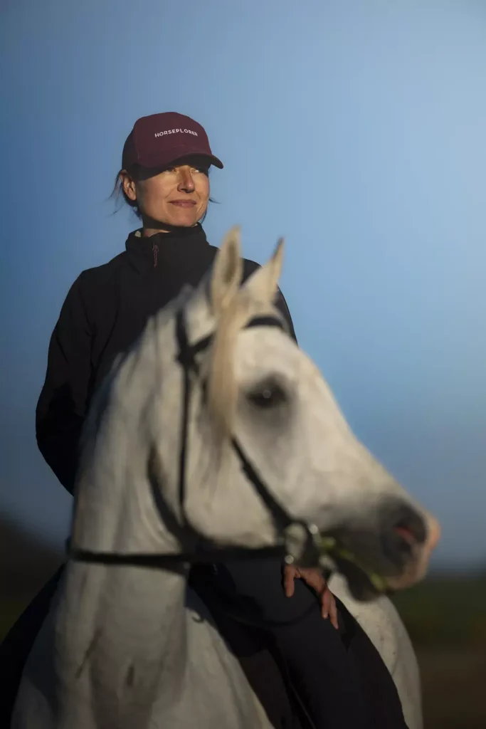 portrait de elodie foltzenlogel fondatrice de l'agence de voyage à cheval horseplorer à cheval