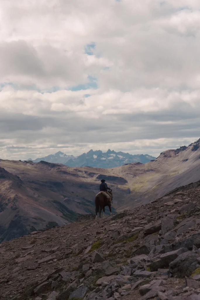 un cavalier à cheval dans la montagne