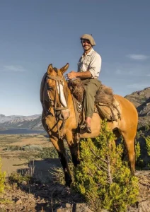 un cavalier argentin a cheval dans la nature au soleil