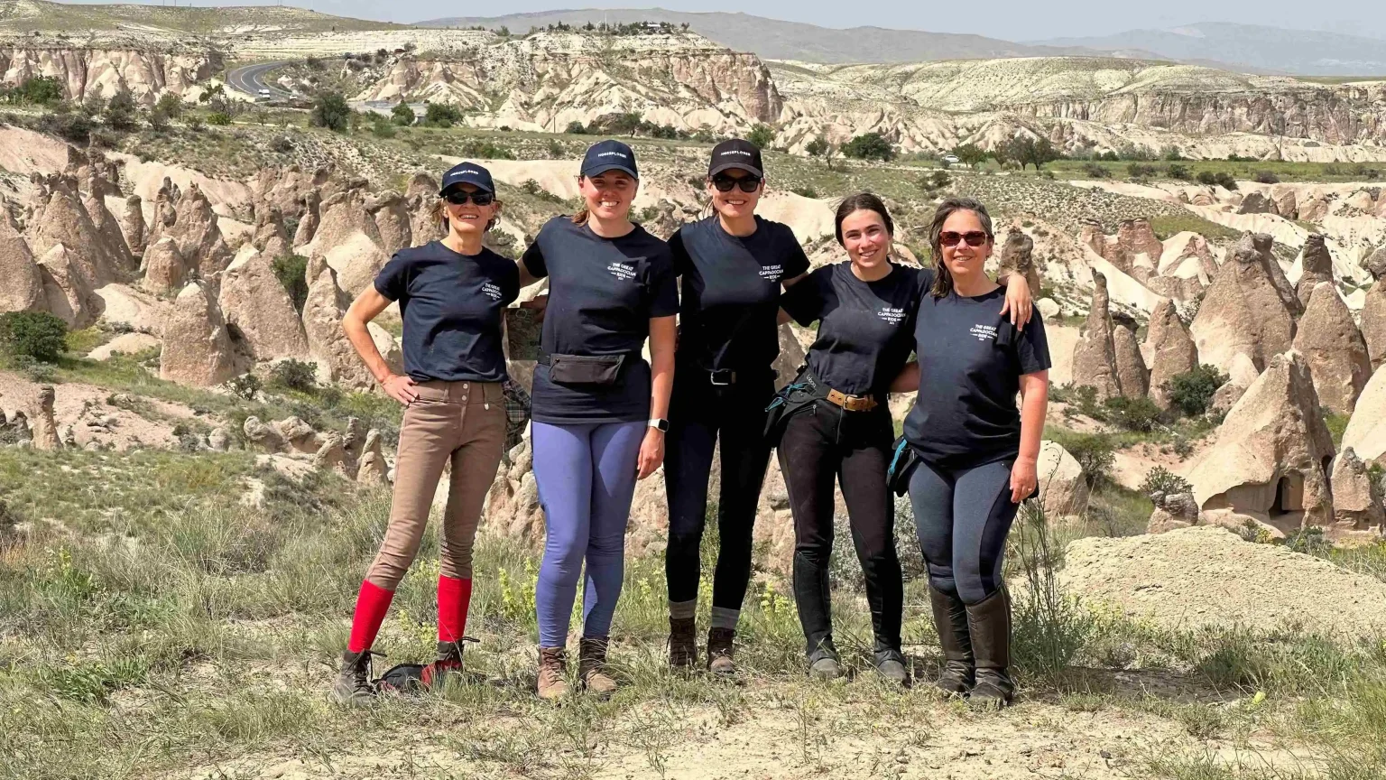 equipe de cavaliers en cappadoce pour le jeu equestre the great cappadocian ride