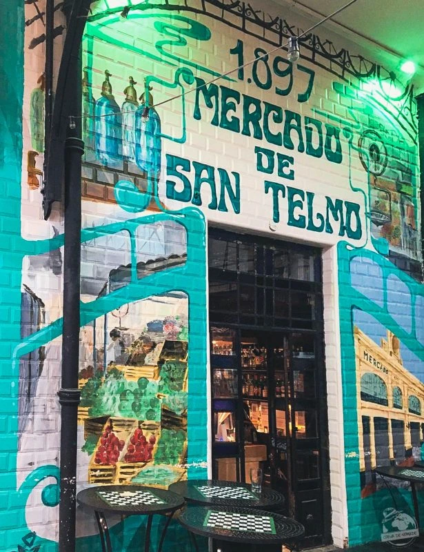 la facade colorée d'un restaurant de san telmo market à buenos aires en argentine