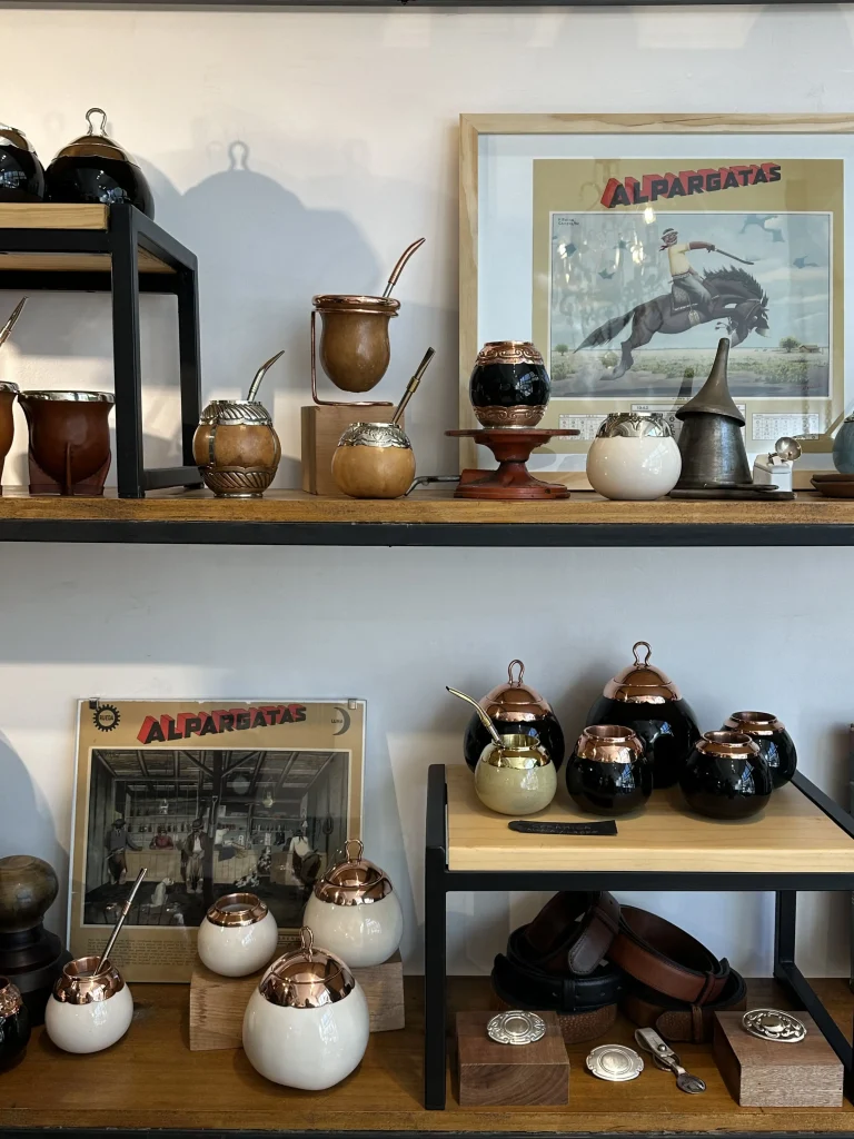 des recipients à maté avec leur bombilla dans une boutique a buenos aires en argentine