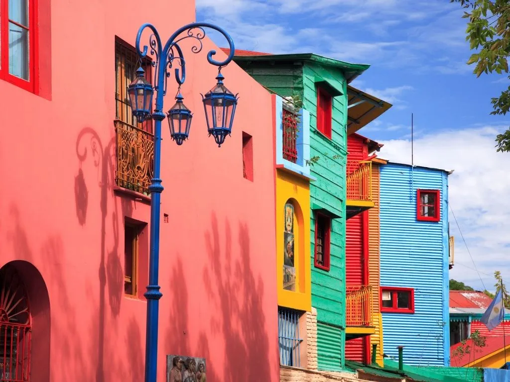maisons colorées du quartier de la boca à buenos aires en argentine