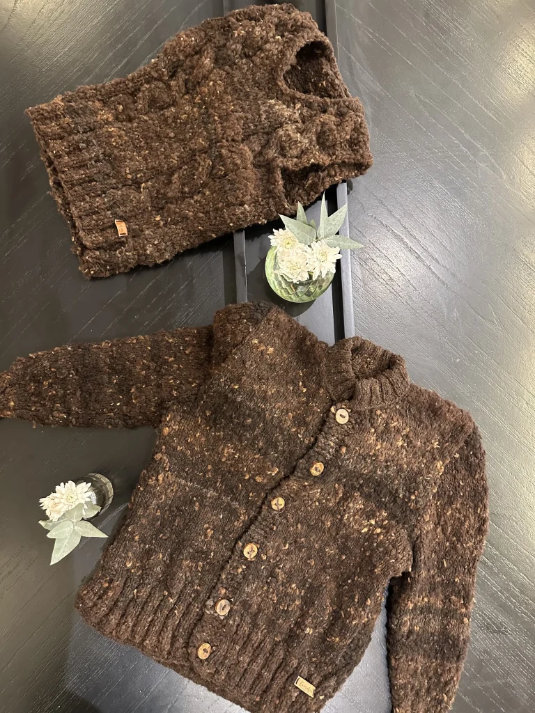 un gilet en laine avec boutons et un gilet sans manche en laine brun