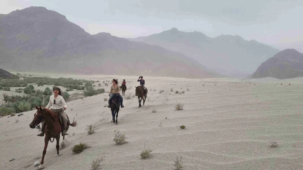 un groupe de cavaliers dans le desert de sarfaranga dans le nord du pakistan