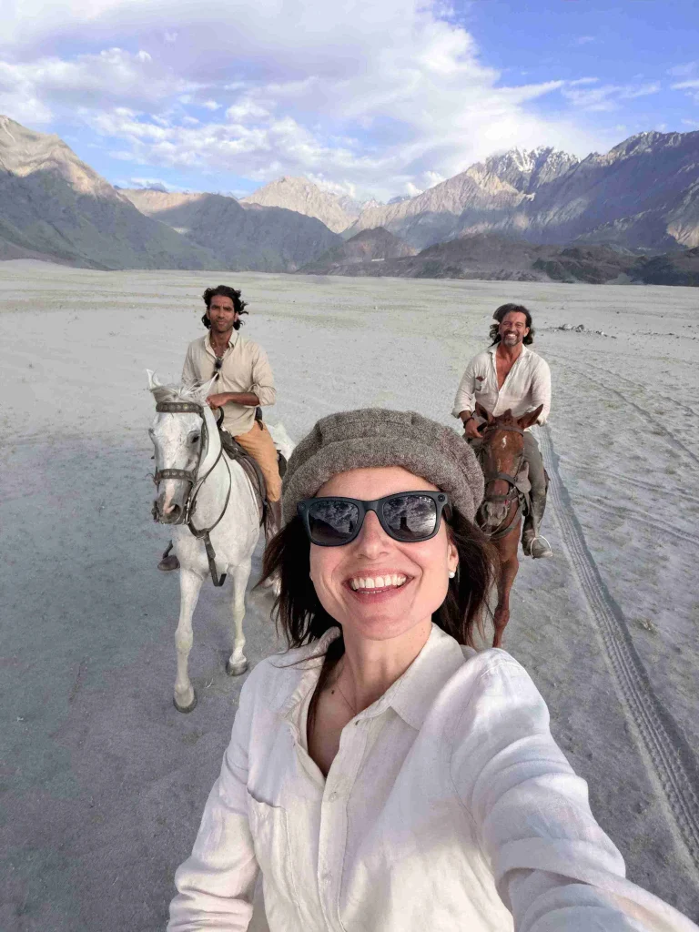 selfie d'une cavalière à cheval avec deux apkistanais à cheval lors d'un voyage à cheval dans le desert de sarfaranga au pakistan