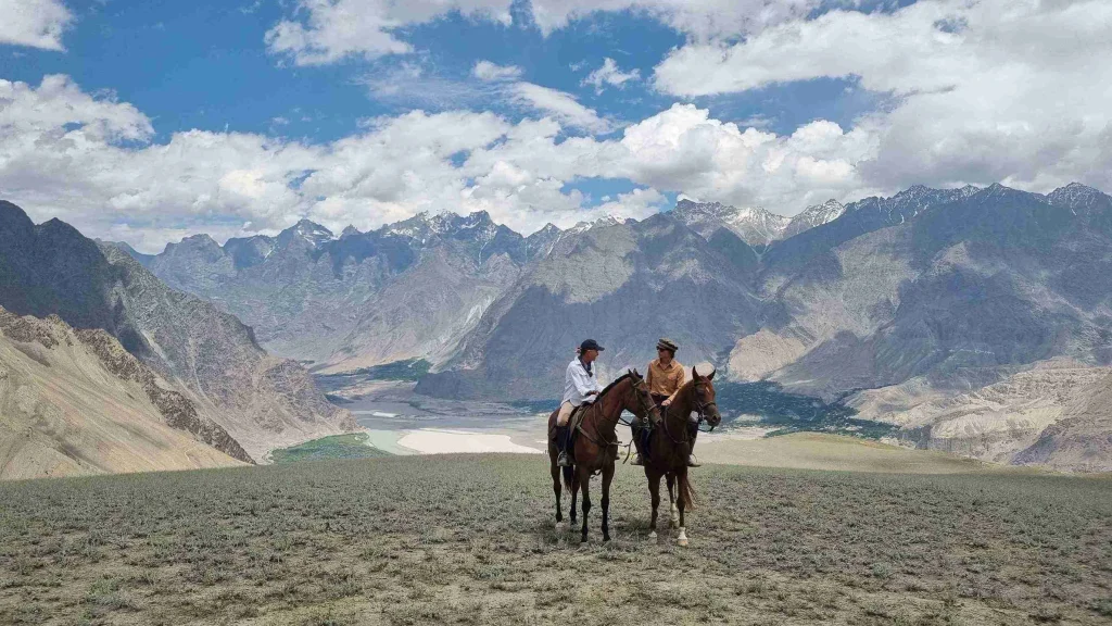 deux cavalières au sommet d'une montagne lors d'un voyage à cheval au Pakistan dans les montagnes du Karakoram