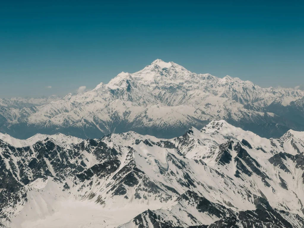 Vue de l'avion dans le vol de Lahore à Skardu au-dessus des montagnes du Karakoram